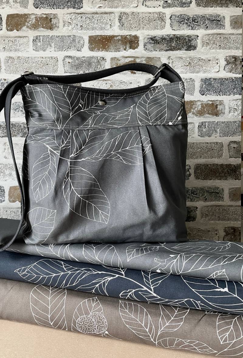 Handgemachte Vegane Umhängetasche Graue Windeltasche Mit Herbst Blätter Muster von ikabags