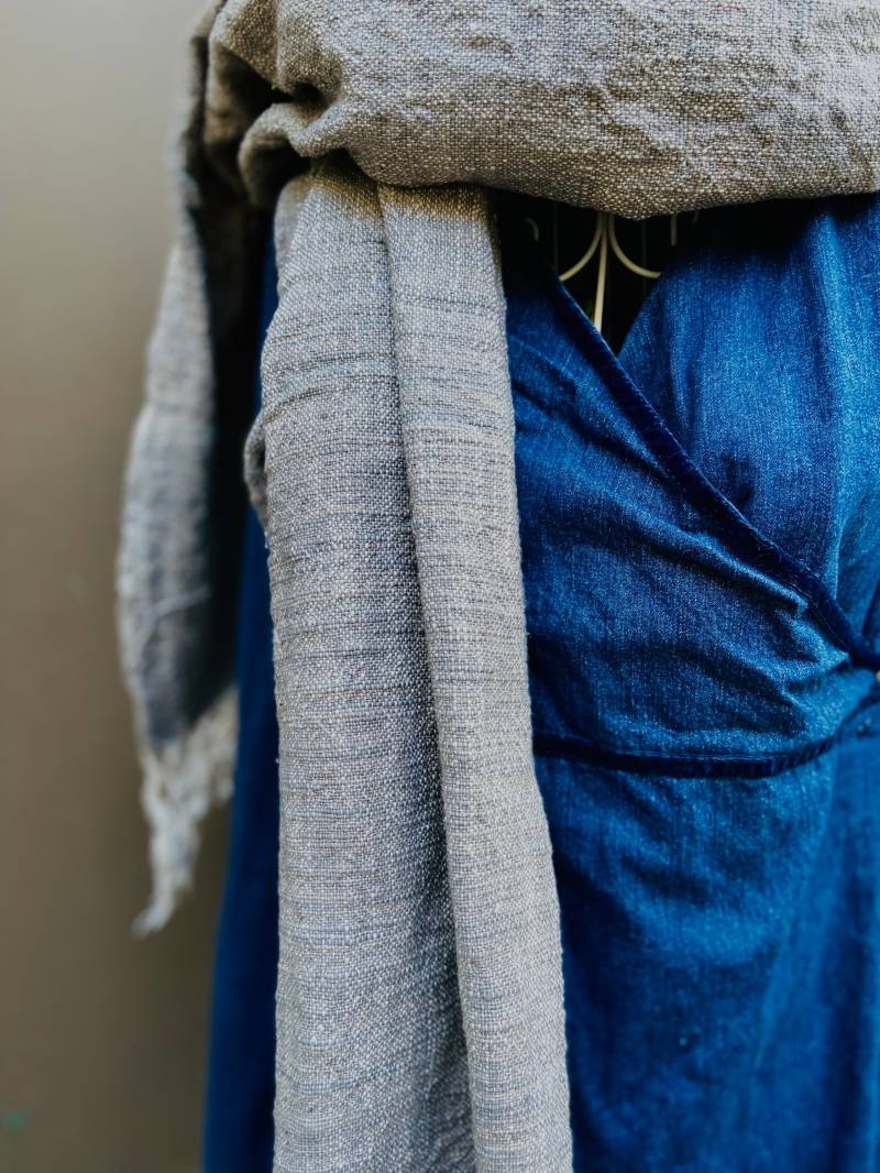 Alle Naturgrauen Schal/Wrap Mit Handgewebter Baumwolle Rohe Weiße Baumwolle Und Ebenholzgefärbtes Baumwollgarn Alle Naturgrauen Schal/Wrap Mit Handgewebter Baumwolle Rohe Weiße Baumwolle Und Ebenholzgefärbtes Baumwollgarn von ikatandme
