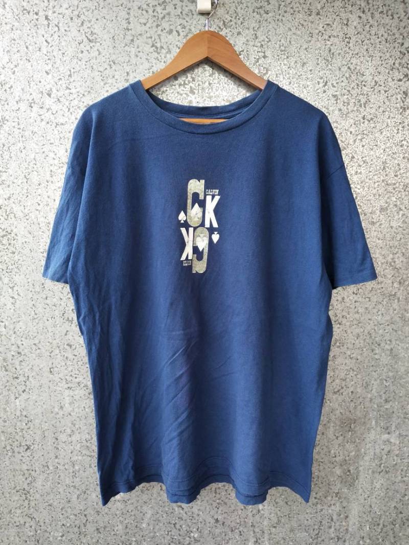Jahrgang Calvin Klein Großes Logo T-Shirt Spaten Hergestellt in Usa Jahrgang Calvin Klein Großes Logo T-Shirt Spaten Hergestellt in Usa von ikcollections