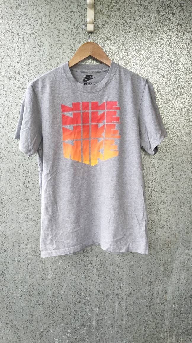 Nike Block Shirt Big Logo Streetwear Top T Grau Farbe L Slim Fit Nike Spell Out Nike Block Shirt Big Logo Streetwear Top T Grau Farbe L Slim Fit Nike Spell Out von ikcollections