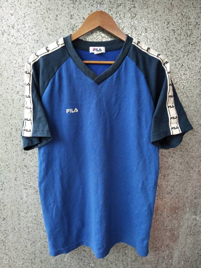Vintage 90Er Jahre Fila T Shirt Seite Band V-Ausschnitt Vintage 90Er Jahre Fila T Shirt Seite Band V-Ausschnitt von ikcollections