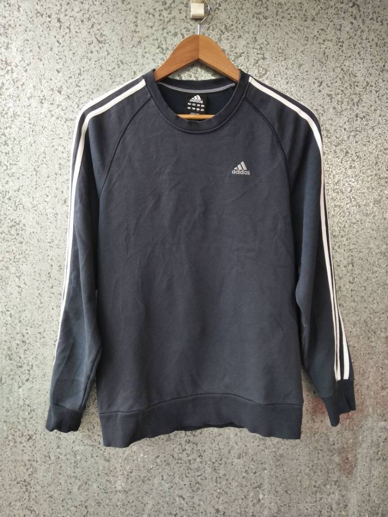 Vintage Adidas Equipment Kleines Logo Stickerei Sweatshirt Drei Streifen Vintage Adidas Equipment Kleines Logo Stickerei Sweatshirt Drei Streifen von ikcollections