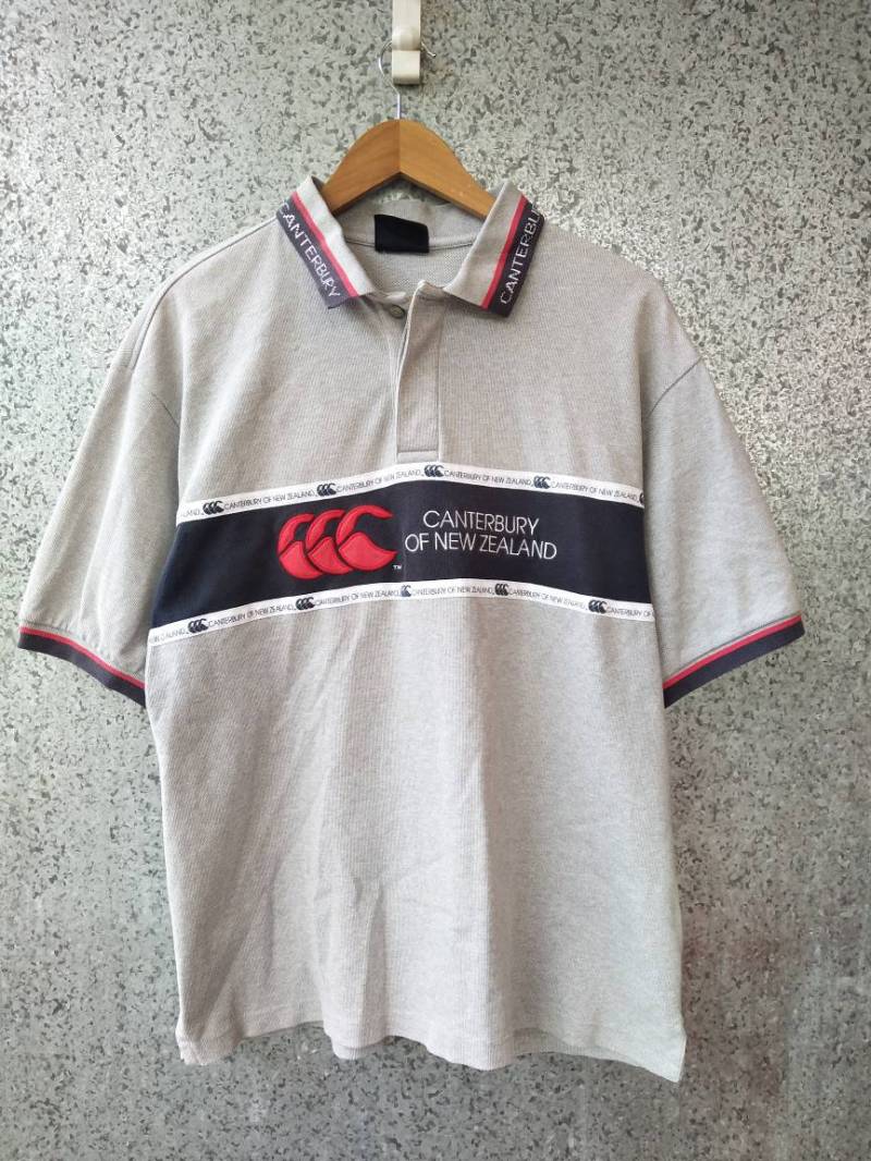 Vintage Canterburry Polo-T-Shirt Große Logo Buchstabieren Canterburry Polos Vintage Canterburry Polo-T-Shirt Große Logo Buchstabieren Canterburry Polos von ikcollections