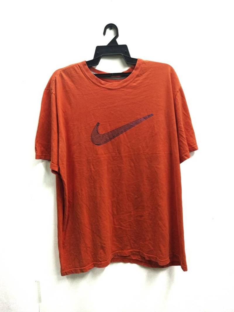 Vintage Nike Swoosh Großes Logo-T-Shirt Vintage Nike Swoosh Großes Logo-T-Shirt von ikcollections