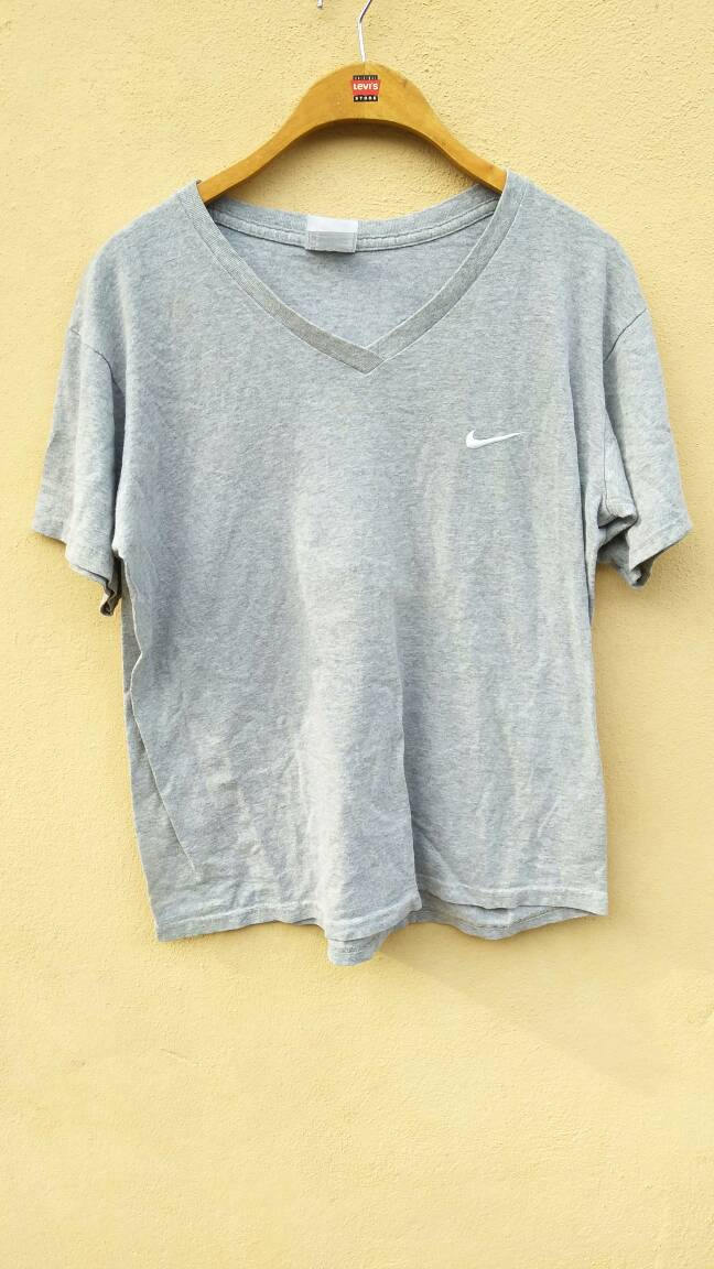 Vintage Nike V Neck T Shirt Kleine Logo-stickerei Graue Farbe Größe M Made in Usa Vintage Nike V Neck T Shirt Kleine Logo-stickerei Graue Farbe Größe M Made in Usa von ikcollections
