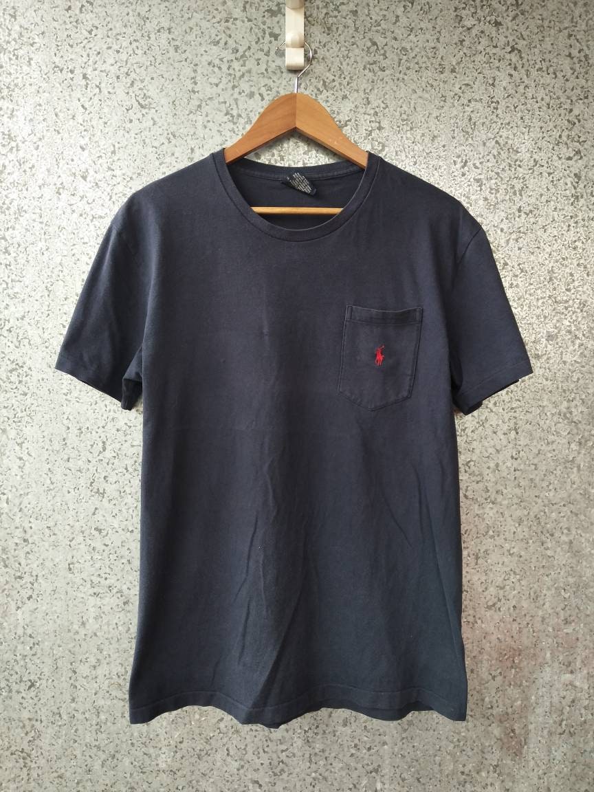 Vintage Polo Ralph Lauren T Shirt Einzeltasche Kleines Logostickerei Vintage Polo Ralph Lauren T Shirt Einzeltasche Kleines Logostickerei von ikcollections