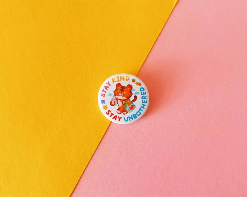 Anstecknadel Aus Metall "Stay Kind, Stay Unbothered" | 3, 2cm von ilariapops