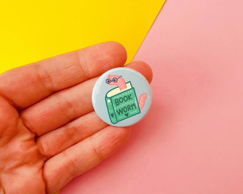 Bücherwurm Anstecknadel | 3.2 cm Metallbrosche Niedlicher Literatur Pin Bücherwurm Anstecknadel | 3.2 cm Metallbrosche Niedlicher Literatur Pin von ilariapops
