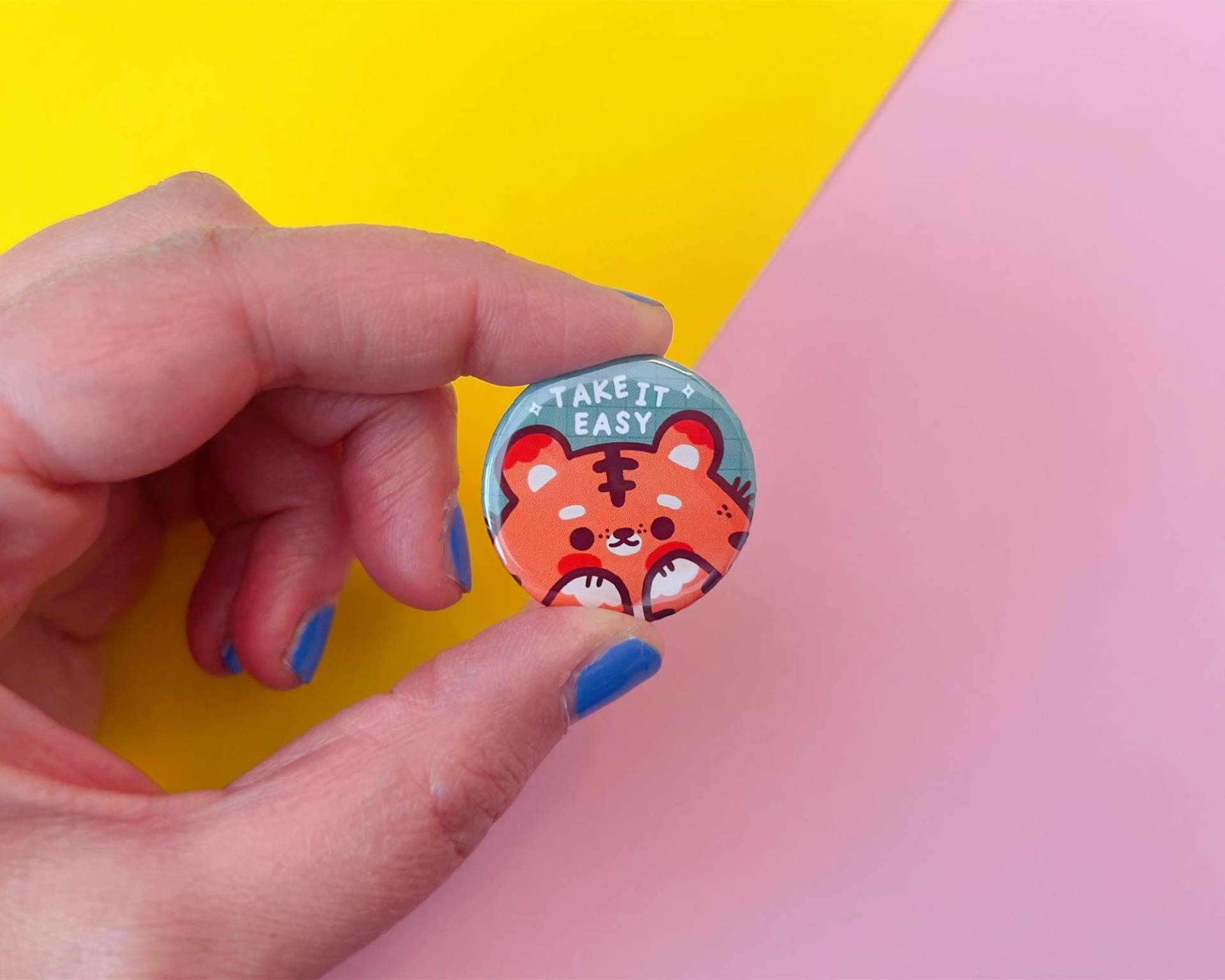 Button "Take It Easy" Mit Bao Dem Tiger | 3.2 cm Motivational Pin Button "Take It Easy" Mit Bao Dem Tiger | 3.2 cm Motivational Pin von ilariapops