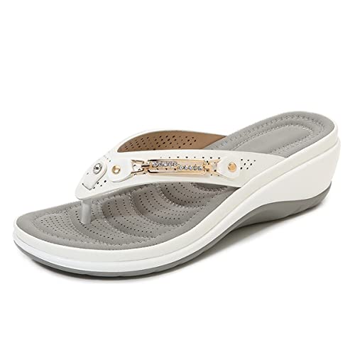 Damen Zehentrenner Flip Flops, Orthopadische Sandalen Hallux Valgus Damen, Weiche Keilabsatz Sandalen Damen mit Metalldekor, Slingpumps Pu-Leder Badelatschen mit FußGewöLbestüTze(Size:42EU,Color:Weiß) von ilbcavne