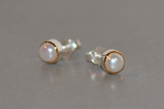 Perl-Ohrstecker/sterlingsilber, Ein Paar Silberohrstecker Mit Heller Perle Und Goldrand von iliosDesignerSchmuck