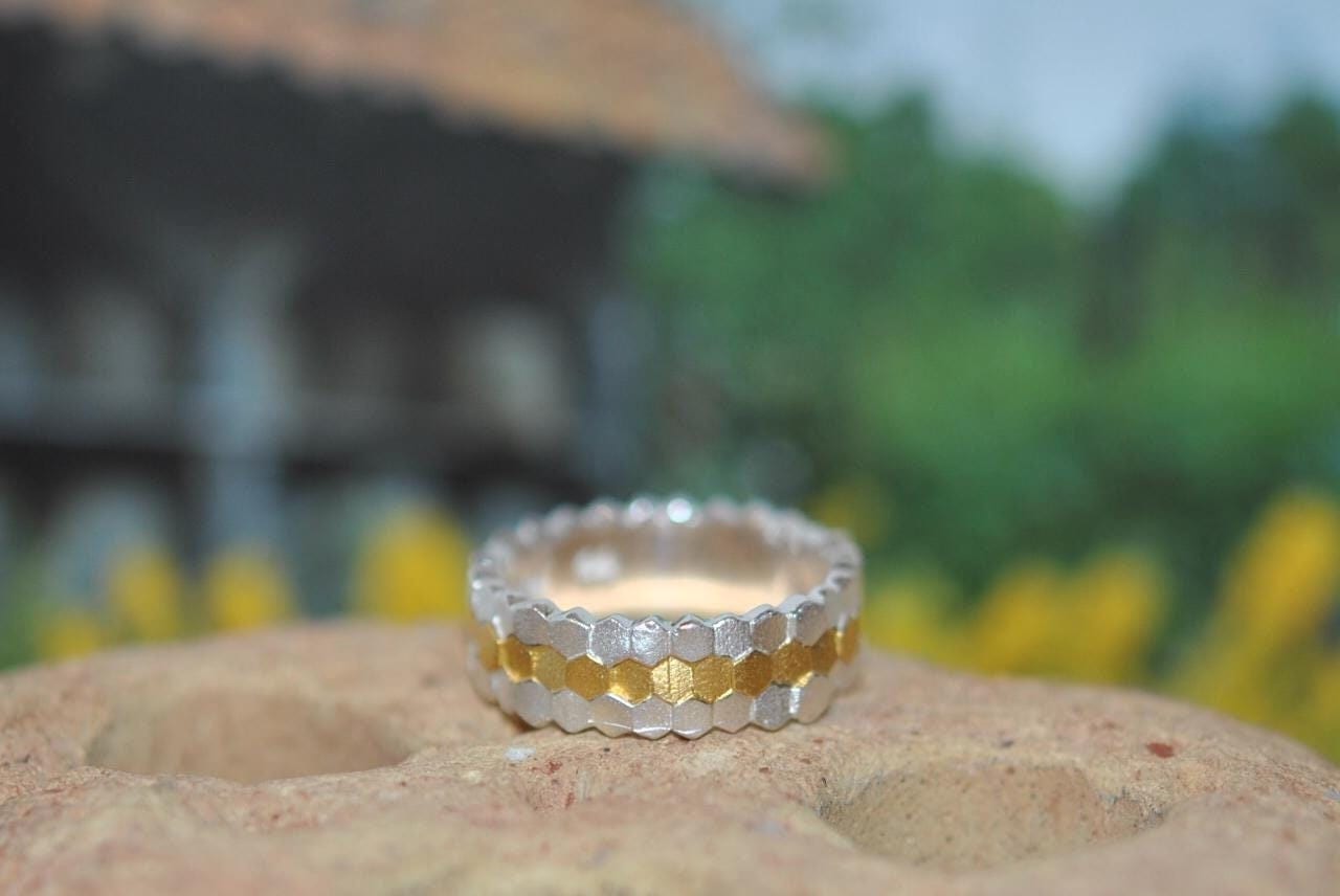 Silber-Gold-Ring, Bienen-Wabenring, Bicolorring, Silberrring Mit Muster, Freundschaftsring, Partnerring, Größe 58 von iliosDesignerSchmuck