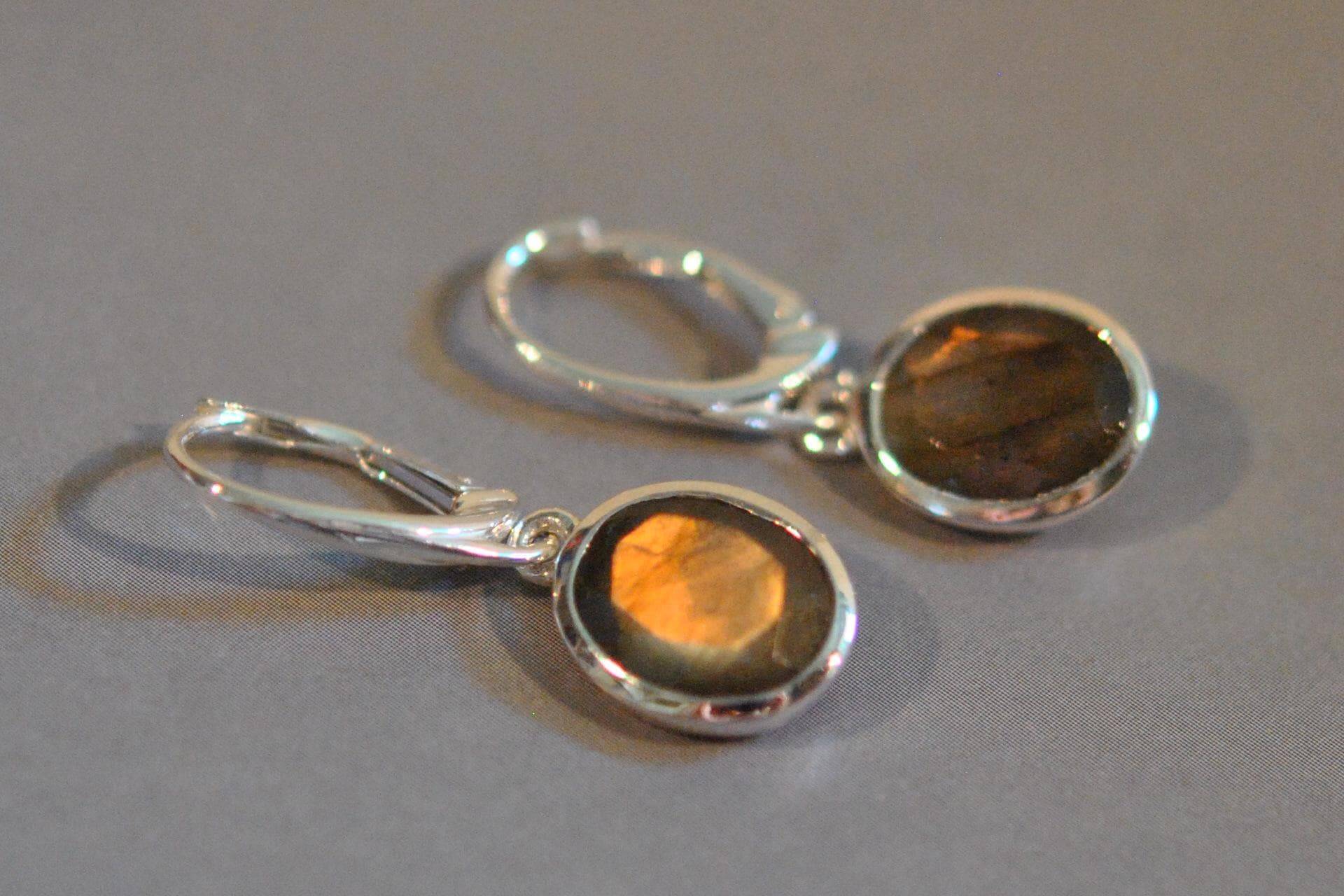 Silberohrringe Mit Labradorit, Ein Paar Ohrhänger Klappcreolen, 925 Sterling Silber, Seltene Labradoritfarben Silberohrringe Mit Labradorit, Ein Paar Ohrhänger Klappcreolen, 925 Sterling Silber, Seltene Labradoritfarben von iliosDesignerSchmuck