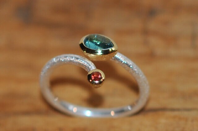Silberring Turmalin, Saphir in Vergoldeten Fassungen, Feiner Silberring, Wickelring, Indigolith Roter Silberring Turmalin, Saphir in Vergoldeten Fassungen, Feiner Silberring, Wickelring, Indigolith Roter von iliosDesignerSchmuck