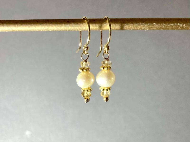 Süßwasserperlen Ohrringe Gold, Gold Filled 14Kt, Boho Sommer Ohrringe, Handgemacht, Individuelles Schmuck Geschenk, Saphir Edelstein Perlen von ilkajewels