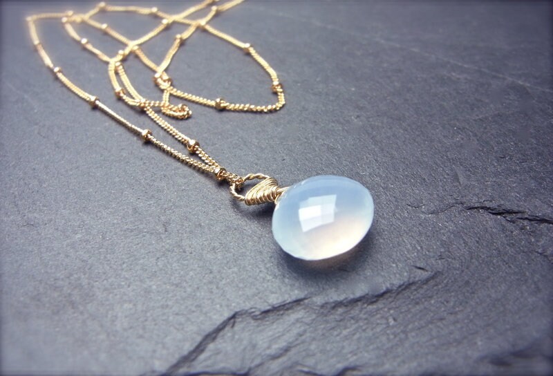 Wunderschöne Hellblaue Chalcedon Kette, Valentinstag Anhänger, Pünktchen Satelliten Gold Kette Blauer Stein, Filled Kette von ilkajewels