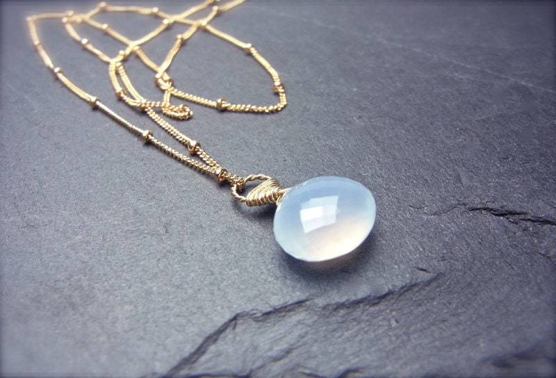 Wunderschöne Hellblaue Chalcedon Kette, Valentinstag Anhänger, Pünktchen Satelliten Gold Kette Blauer Stein, Filled Kette von ilkajewels