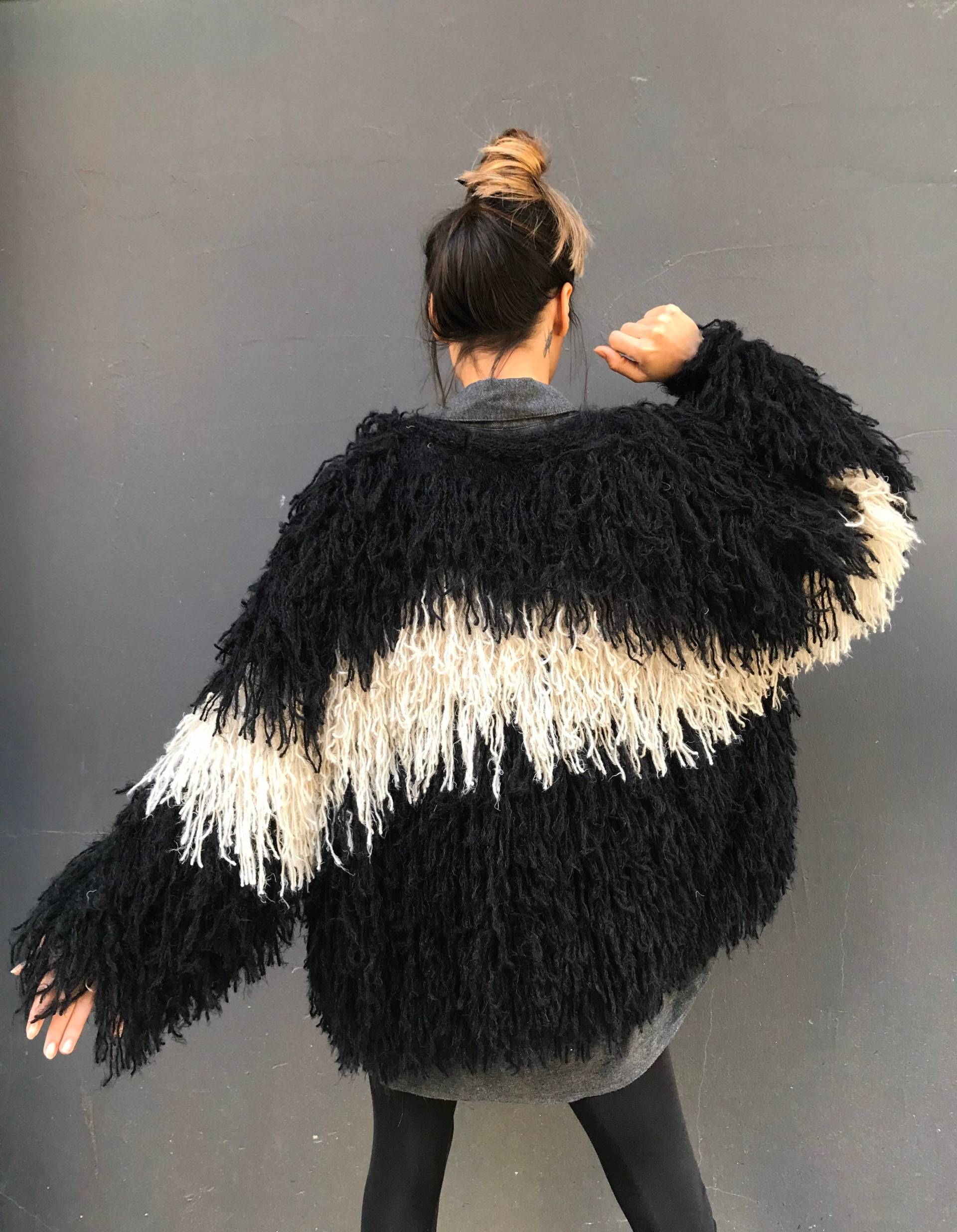 Handgestrickte Strickjacke, Schwarz-Weiße Fransenmantel, Zotteljacke, Veganer Pelzmantel von ilknurungel