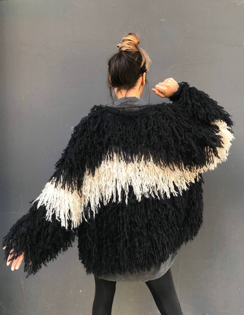 Handgestrickte Strickjacke, Schwarz-Weiße Fransenmantel, Zotteljacke, Veganer Pelzmantel Handgestrickte Strickjacke, Schwarz-Weiße Fransenmantel, Zotteljacke, Veganer Pelzmantel von ilknurungel