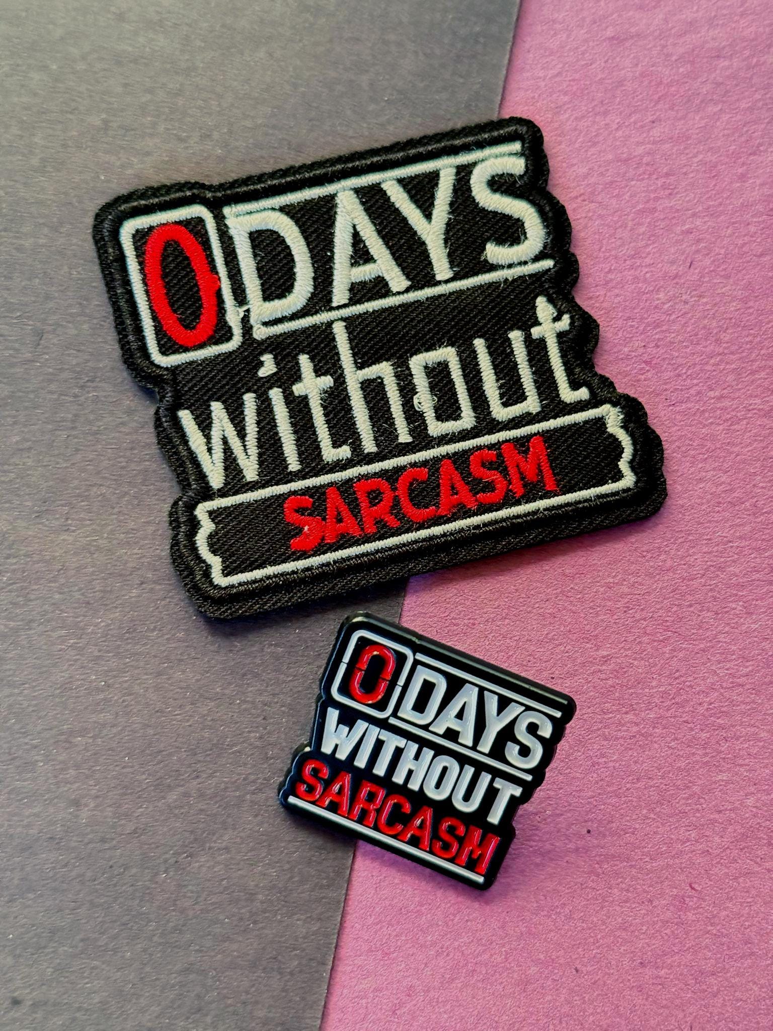 0 Days Without Sarcasm" Patch Oder Enamel Pin - Humor Geschenk | Iron-On + Funny Sarcasm Lover Gift Meme Accessory von illeux