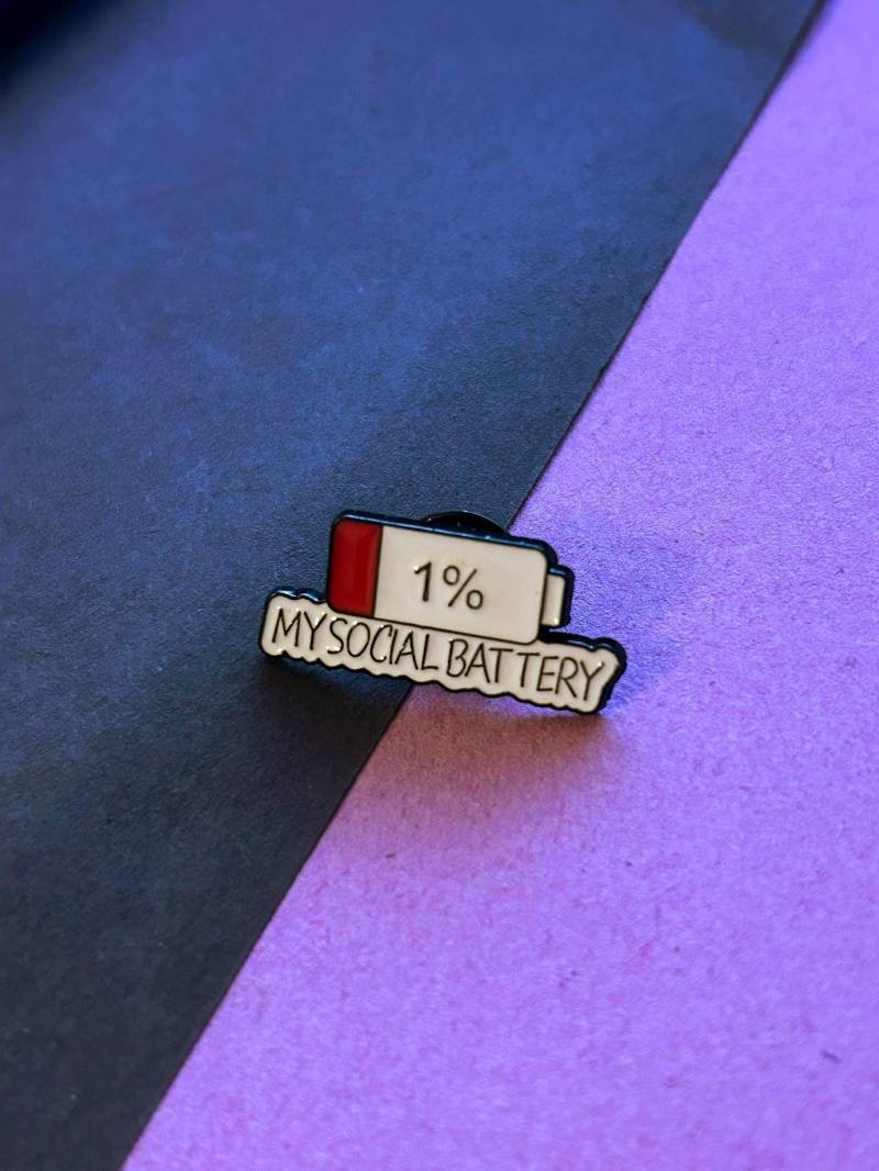 1% Social Battery" Pin - Lustiger Cartoon Emaille Niedliches Statement Accessoire Für Kleidung & Pinsammlung von illeux