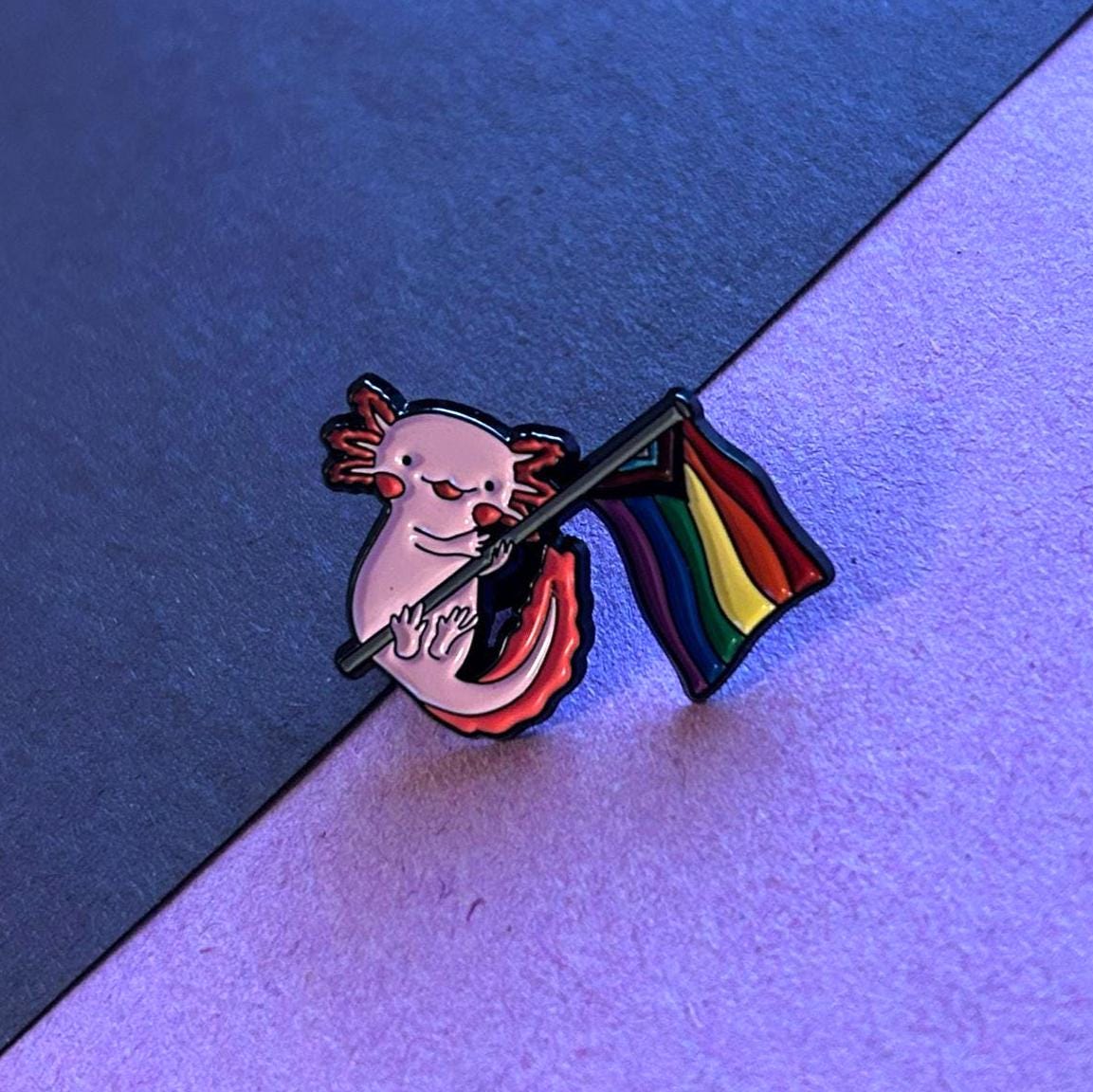 Axolotl Pride Enamel Pin - Cute Progress Flag | Lgbtq+ Lapel Queer Gift Rainbow Badge Animal Accessory von illeux
