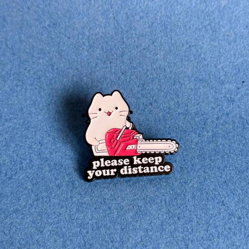 Bitte Abstand Halten Katze Pin - Lustiger Emaille Anstecker Mit Süßer Mieze | Please Keep Your Distance Für Rucksack, Taschen Und Mützen von illeux