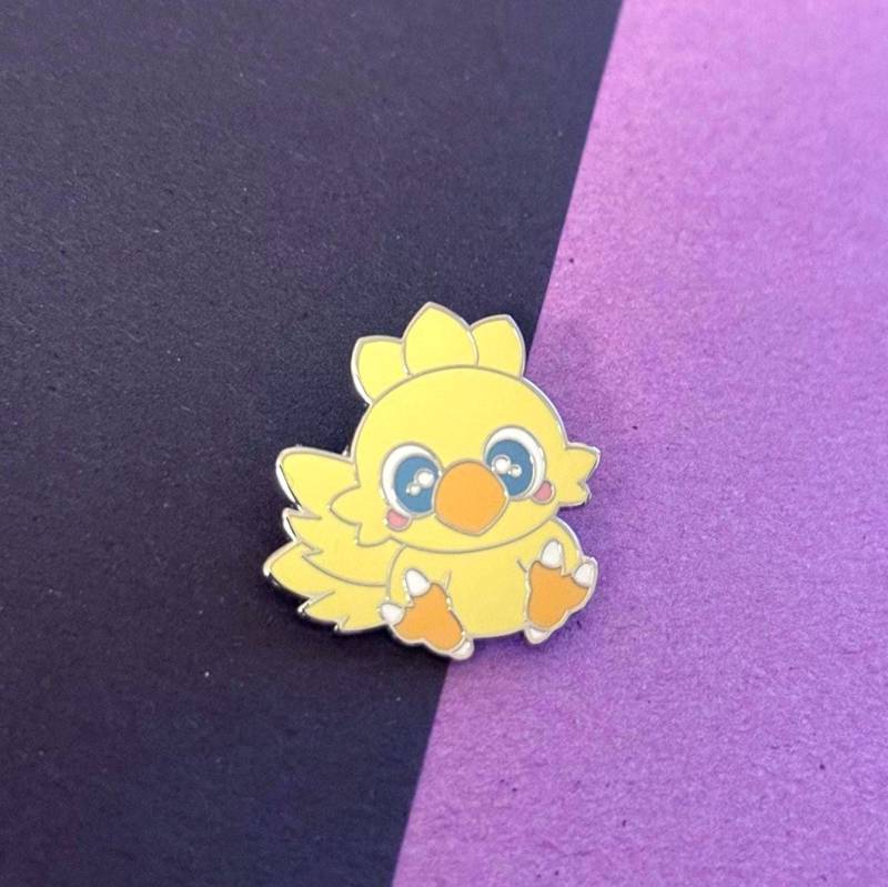 Chocobo Enamel Pin | Final Fantasy Inspiriert Kawaii Gelber Vogel Gamer Geschenk Cute Rpg Merch Emaille Anstecker von illeux