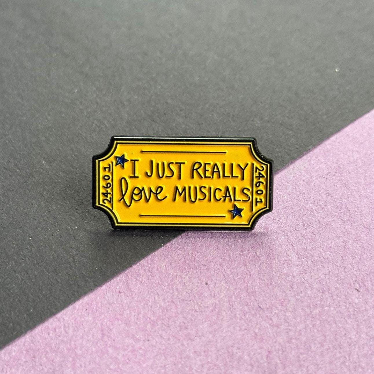 Emaille Pin „I Just Really Love Musicals" - Theater Pin, Musical Fan Geschenk, Enamel Ticket Design, Broadway Accessoire von illeux