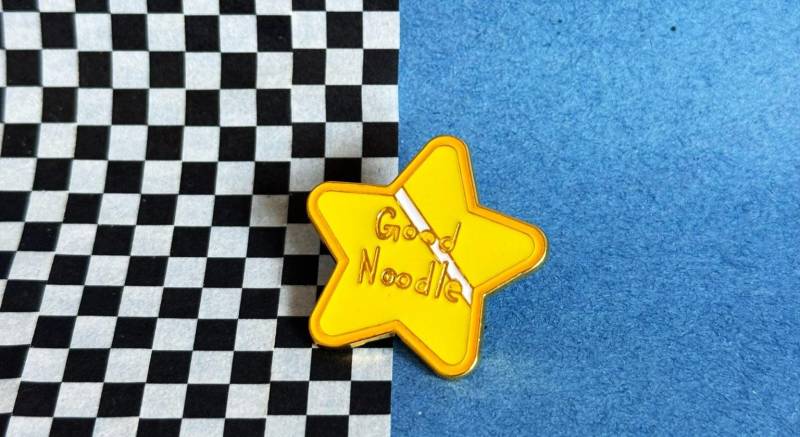 Good Noodle" Fan Art Pin - Lustiger Cartoon Emaille Serienliebhaber Accessoire Für Kleidung, Rucksack & Pinsammlung von illeux