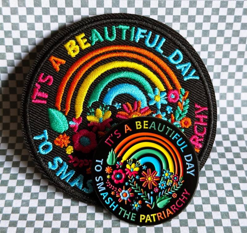 It's A Beautiful Day To Smash The Patriarchy Emaille-Pin & Patch-Set von illeux