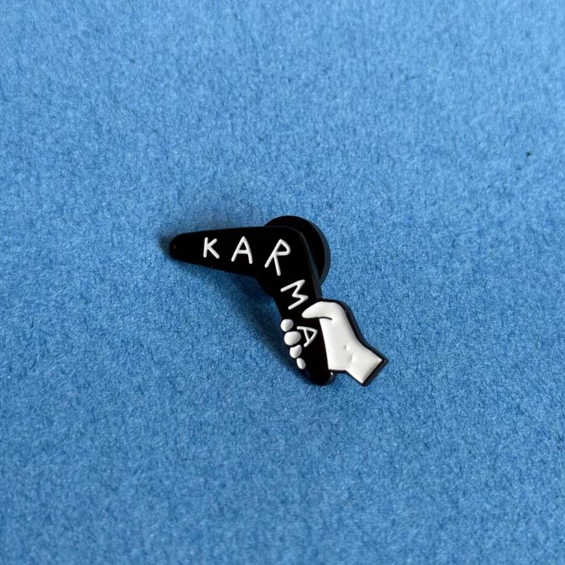 Karma Boomerang Emaille Pin - Stilvoller Anstecker Mit Botschaft Geschenkidee Für Positive Vibes & Achtsamkeit von illeux