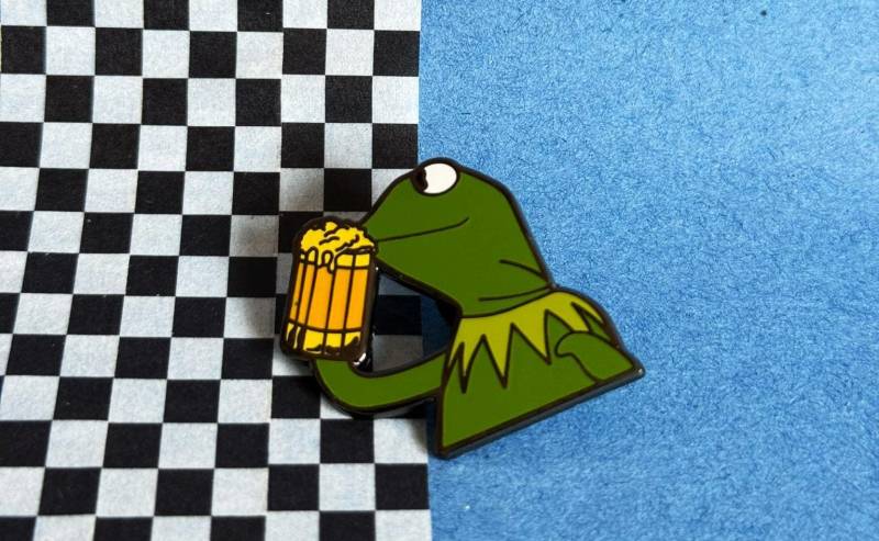 Kermit „Frog Beer" Pin - Lustiger Cartoon Frosch Emaille Party & Humor Accessoire Für Kleidung Und Pinsammlung Fan Art von illeux