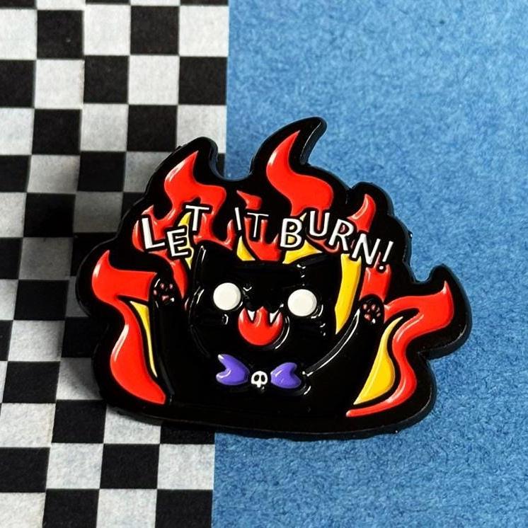 Let It Burn Schwarze Katze Pin - Feuer & Gothic Emaille-Pin Dark Humor Sarcasm Chaos von illeux