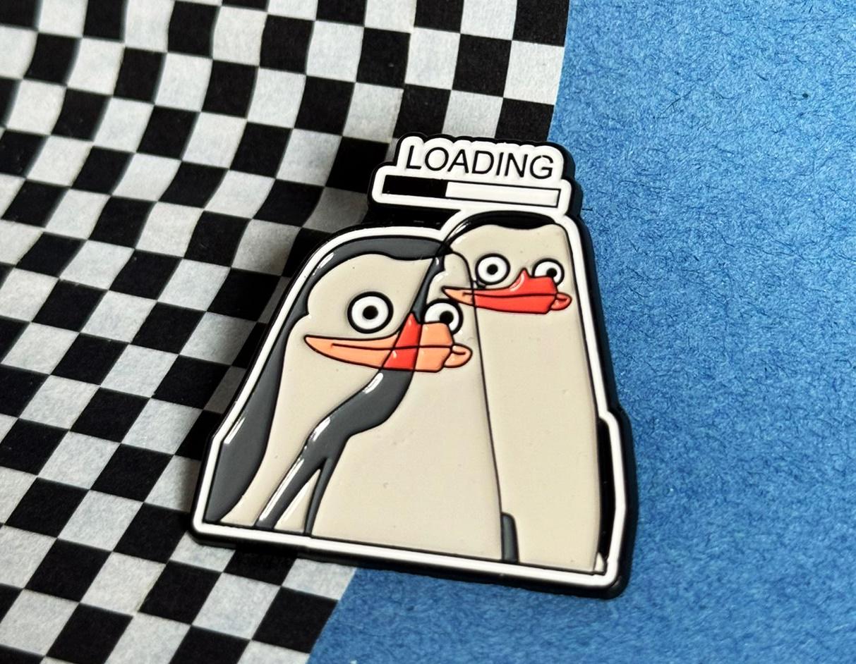 Loading Pinguin Pin - Madagascar Emaille-Pin Für Fans & Humor Meme von illeux