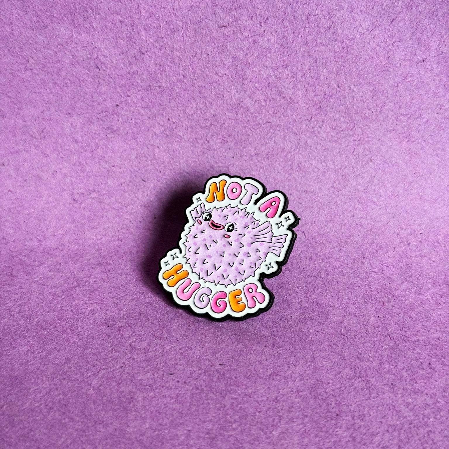 Not A Hugger Emaille Pin | Kugelfisch Anstecker Lustiger Fisch Kawaii Accessoire Für Jacke, Tasche, Rucksack von illeux