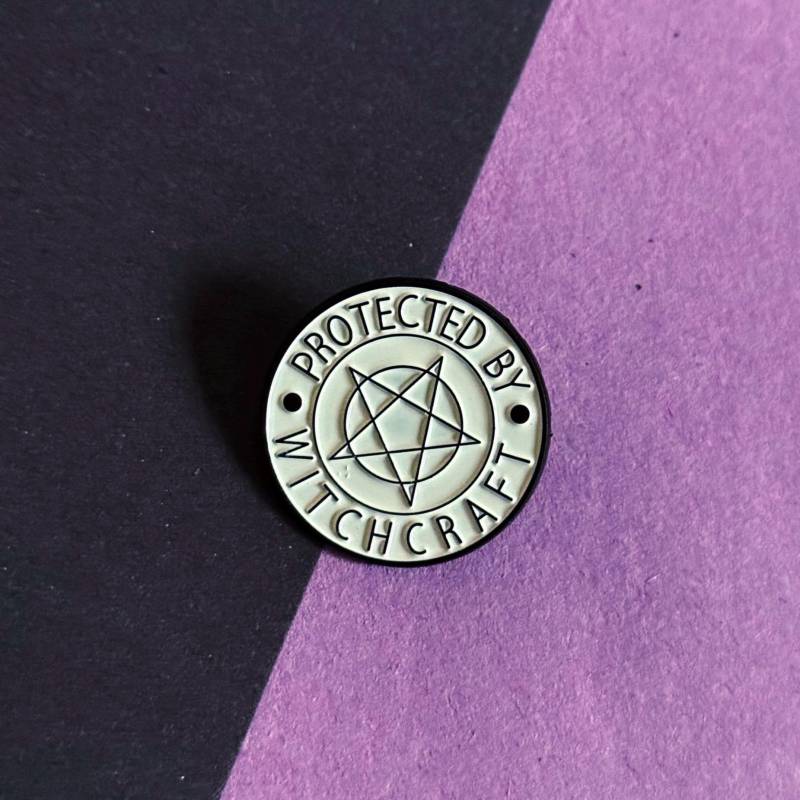 Protected By Witchcraft Enamel Pin - Pentagramm Hexen Pin, Gothic Witchy Accessoire, Spiritueller Schutz Anstecker von illeux