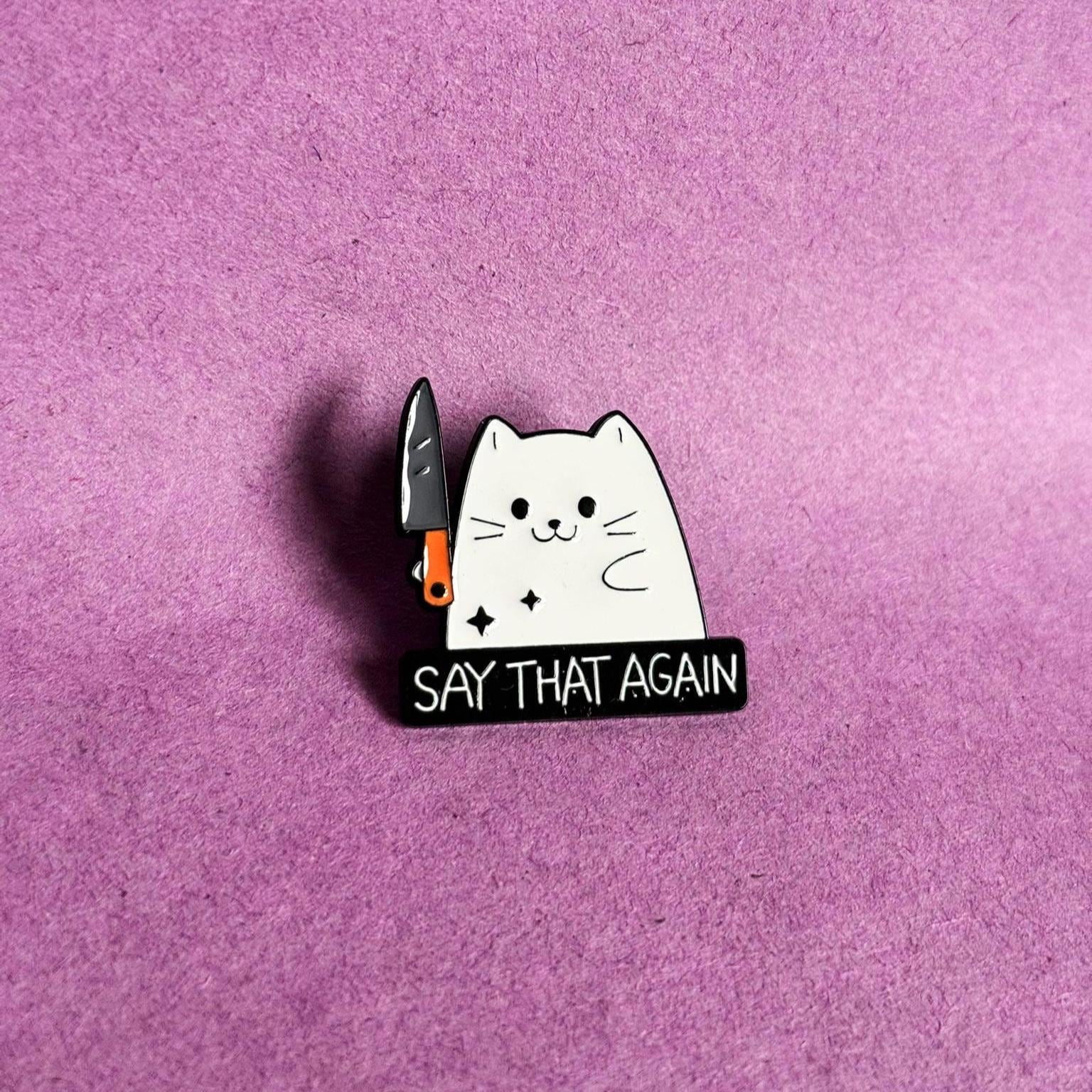 Say That Again Cat Pin | Lustiger Katzen Emaille Anstecker Mit Messer Sassy Enamel Geschenk Für Katzenfans Say That Again Cat Pin | Lustiger Katzen Emaille Anstecker Mit Messer Sassy Enamel Geschenk Für Katzenfans von illeux