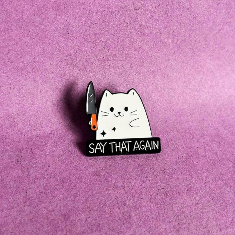 Say That Again Cat Pin | Lustiger Katzen Emaille Anstecker Mit Messer Sassy Enamel Geschenk Für Katzenfans Say That Again Cat Pin | Lustiger Katzen Emaille Anstecker Mit Messer Sassy Enamel Geschenk Für Katzenfans von illeux