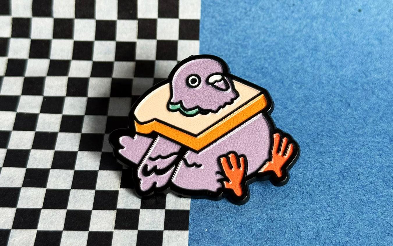 Taube Mit Toast Auf Dem Kopf Enamel Pin - Meme Funny Dark Humor Gift von illeux