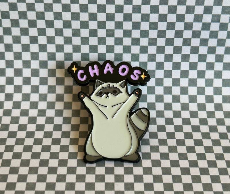 Waschbär Chaos Emaille Pin - Lustiger Tierpin Für Rucksack Oder Kleidung Geschenk Chaoten Und Freigeister von illeux