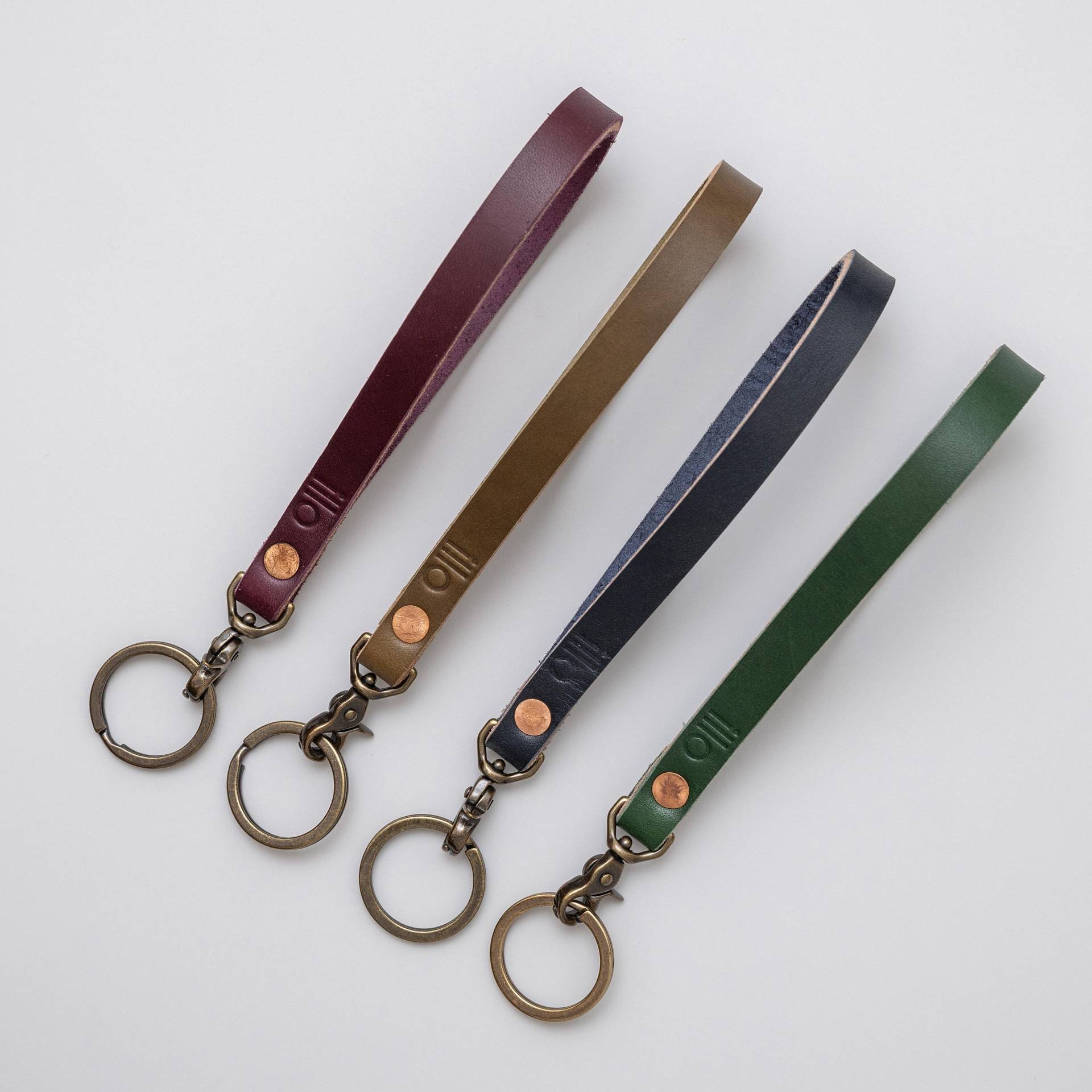 Personalisierter Leder Armband Schlüsselanhänger > Pflanzlich Gegerbtes Personalisiertes Geschenk von illoleather