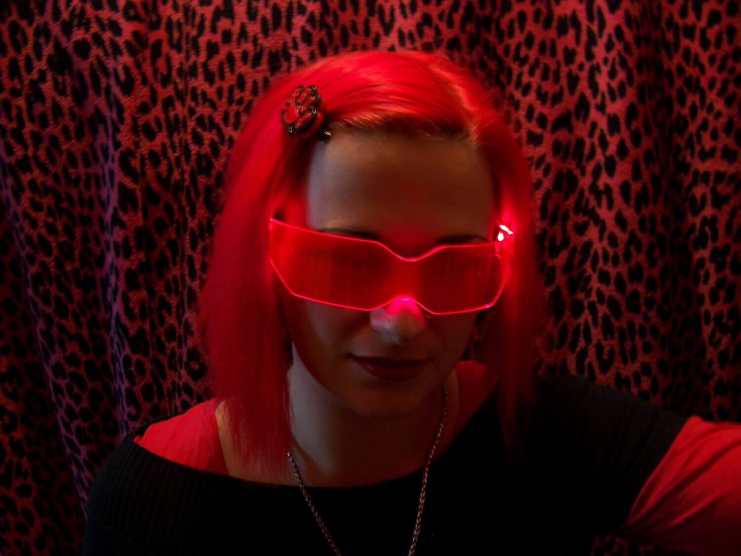 Das Original Beleuchtete Cyberpunk Cyber Goth Visier V2 Neon Rot Das Original Beleuchtete Cyberpunk Cyber Goth Visier V2 Neon Rot von illumicyberwear