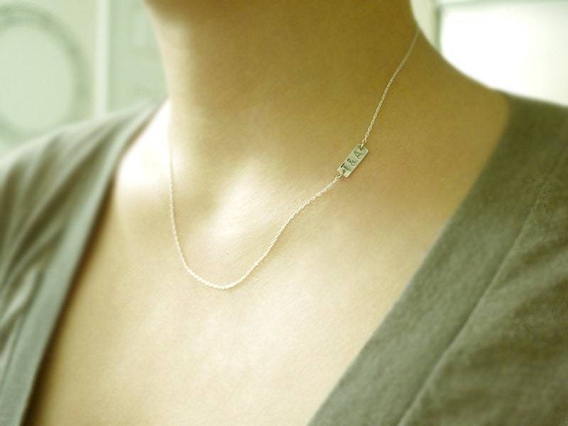 Kleiner Anhänger - Initial Halskette Minimal Schmuck Mit Initialen Illusion von illusy