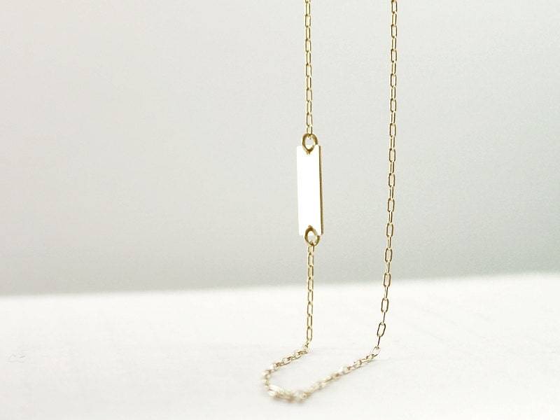 Gold Initial Tag Halskette - Seitlich Oder Mittig Personalisiert Kleine Zierliche Minimale Illusion von illusy