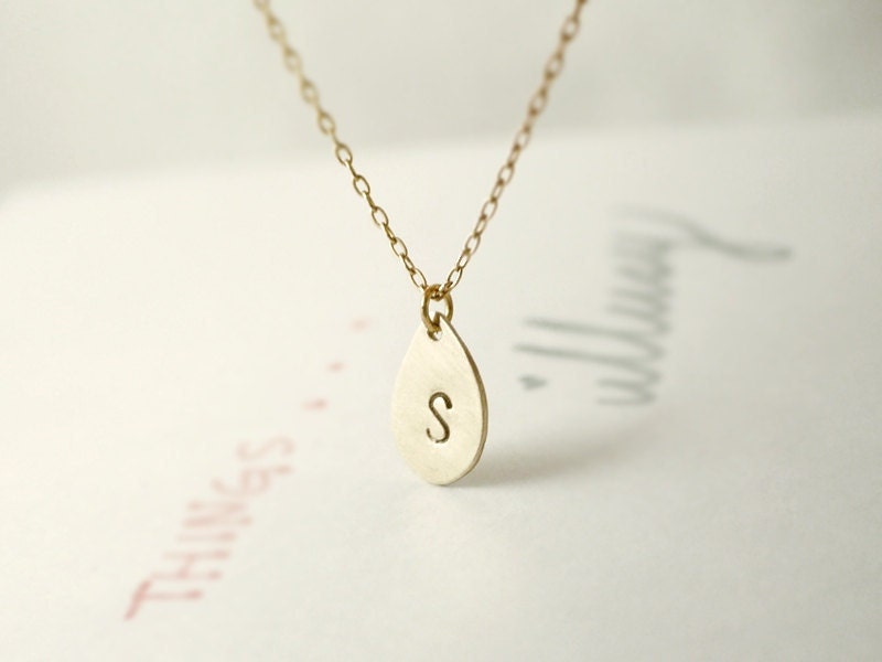 Gold Tropfen Initial Halskette - Personalisierter Schmuck Zierliche Illusy von illusy