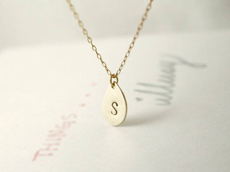 Gold Tropfen Initial Halskette - Personalisierter Schmuck Zierliche Illusy von illusy