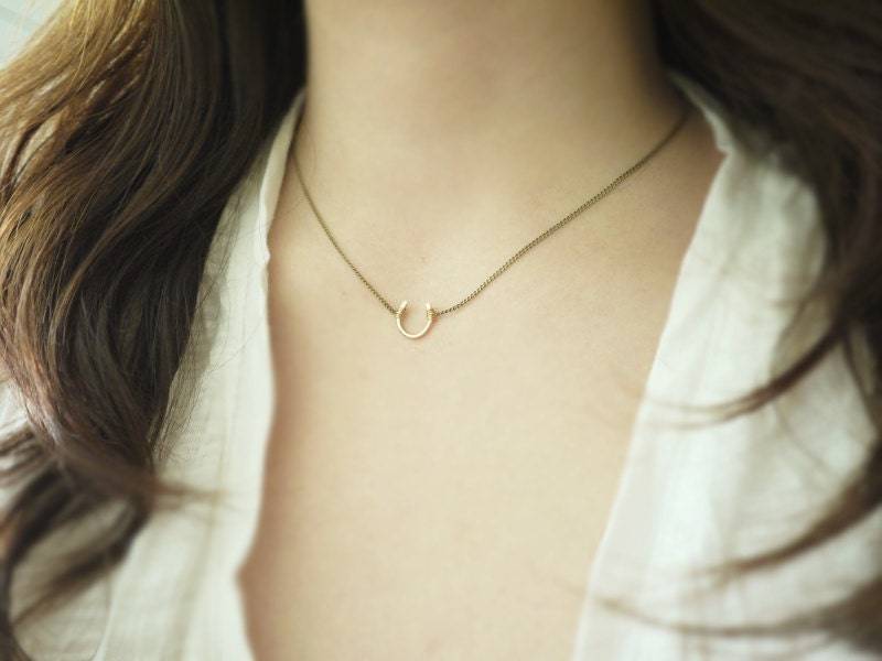 Kleine Hufeisen-Halskette - Messing-Kette Antik Zarter Glücks-Schmuck von illusy