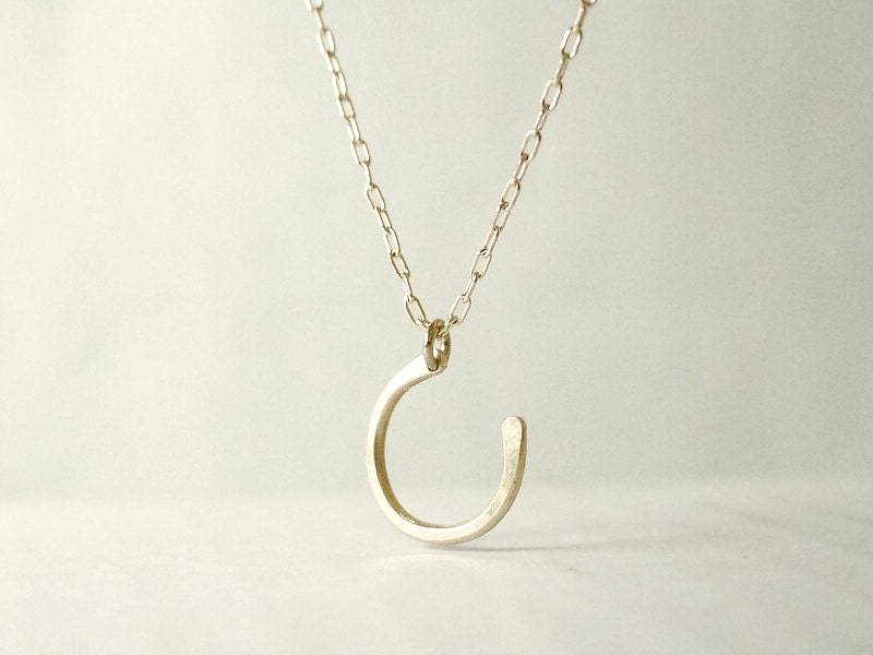 Kleine Hufeisenkette Seitlich - Messing Gehämmert Auf Gold Filled von illusy