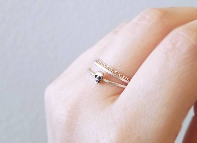 Kleiner Silber Totenkopf Ring - Gothic Kleiner Dünner Minimal Stapelring Illusorisch Kleiner Silber Totenkopf Ring - Gothic Kleiner Dünner Minimal Stapelring Illusorisch von illusy